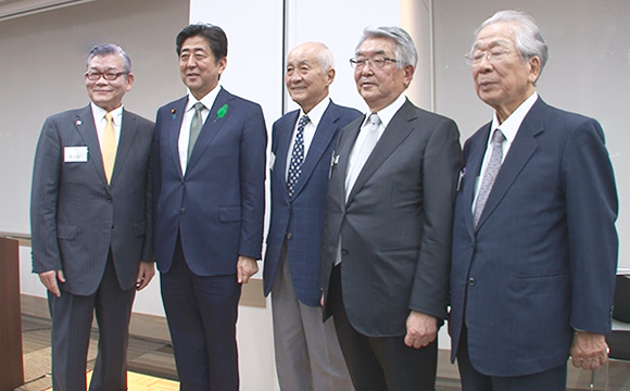 阿部首相と講師陣
