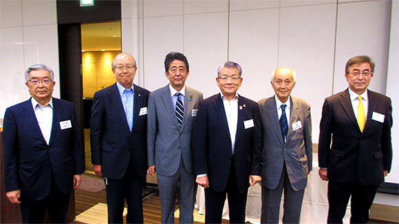 阿部首相と講師陣